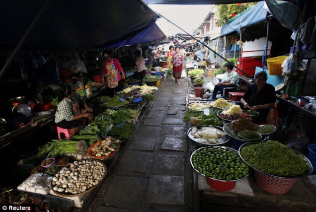 doc-dao-phien-cho-sat-duong-tau-o-thai-lan