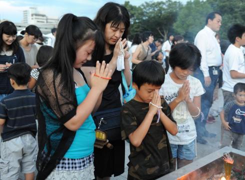 chum-anh-nhat-ban-tuong-niem-nan-nhan-hiroshima