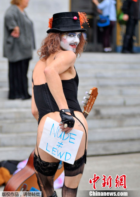 Mỹ: Khỏa thân trước tòa thị chính để phản đối luật cấm khỏa thân 1
