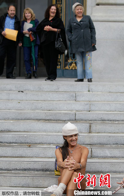 Mỹ: Khỏa thân trước tòa thị chính để phản đối luật cấm khỏa thân 4