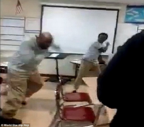 Video: Thầy trò gây gổ, đuổi đánh nhau giữa lớp 3
