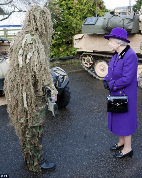 Nữ hoàng Anh lúng túng vì "người rừng" trong căn cứ quân đội 1