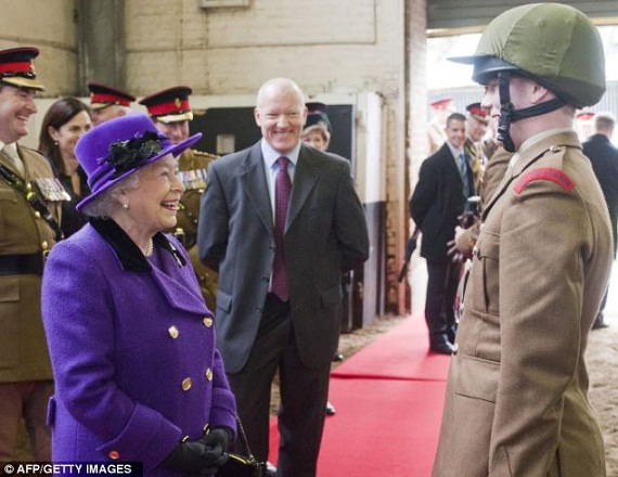 Nữ hoàng Anh lúng túng vì "người rừng" trong căn cứ quân đội 4