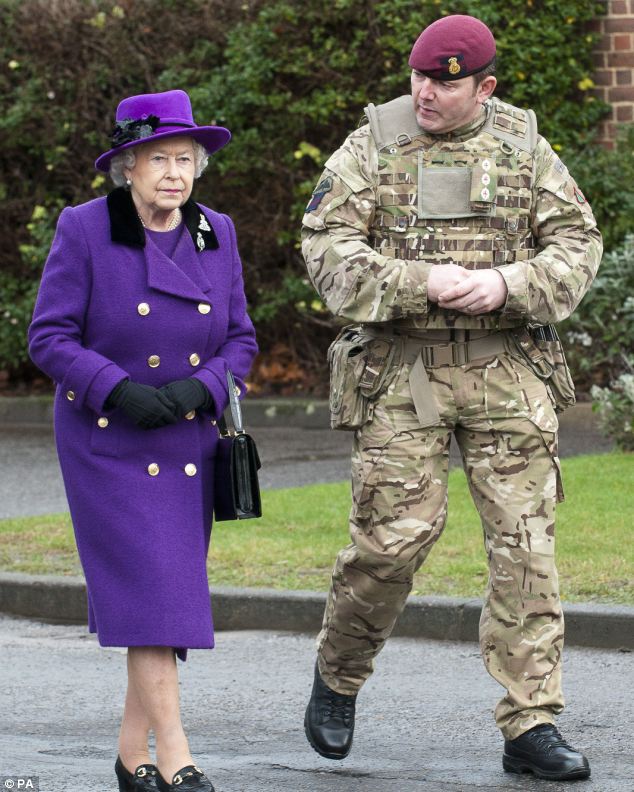 Nữ hoàng Anh lúng túng vì "người rừng" trong căn cứ quân đội 6