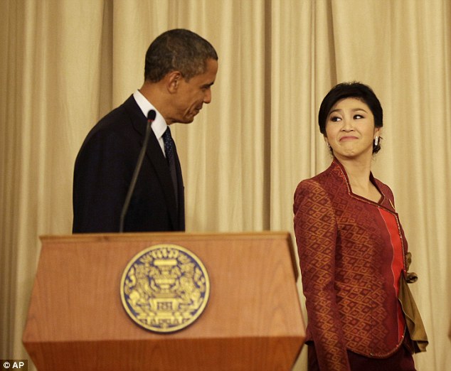 Thủ tướng Thái Lan xinh đẹp "lườm yêu" ông Obama 2