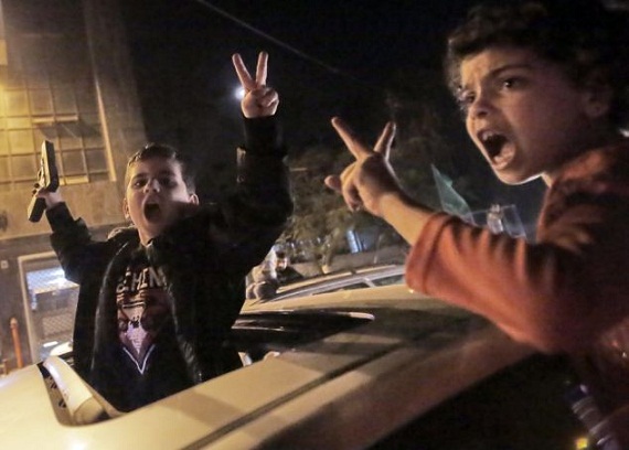 Trẻ em Palestine ăn mừng lệnh ngừng bắn bằng súng 1