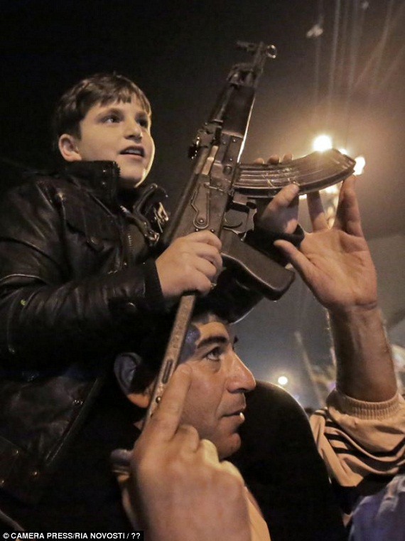 Trẻ em Palestine ăn mừng lệnh ngừng bắn bằng súng 2