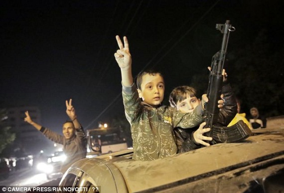 Trẻ em Palestine ăn mừng lệnh ngừng bắn bằng súng 3