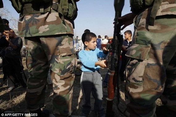 Trẻ em Palestine ăn mừng lệnh ngừng bắn bằng súng 6