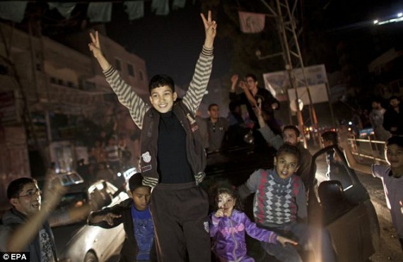 Trẻ em Palestine ăn mừng lệnh ngừng bắn bằng súng 7