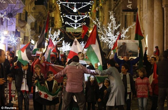 Trẻ em Palestine ăn mừng lệnh ngừng bắn bằng súng 11