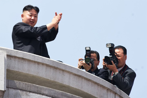 Ảnh: AFP North Korean leader Kim Jong-Un applauds during a military parade in honor of the 100th birthday of the late North Korean leader Kim Il-Sung in Pyongyang on Apr.15, 2012.