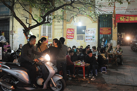 Bia Tạ Hiện còn không chỉ bán cho khách Việt mà rất nhiều khách Tây tới thưởng thức