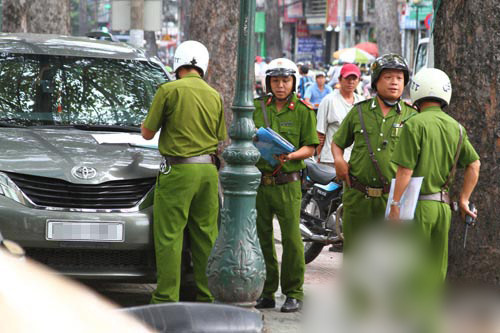 Sao Việt khốn đốn vì phạm luật giao thông, Ca nhạc - MTV, Ha Ho, cuong do la, mu bao hiem, thuy vinh, ngoc quyen, vuong rau, rui cui dien, canh sat giao thong, nop phat, dam cuoi, sao viet, tin tuc