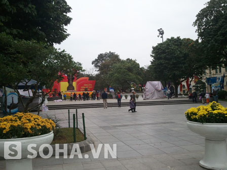 Khu vực tượng đài vua Lý Thái Tổ vào sáng nay khá đông du khách tới thăm viếng.