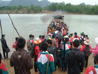 Hình ảnh đò chật kín người trên sông Gianh, huyện Quảng Trạch, tỉnh Quảng Bình (Ảnh: Đặng Tài)