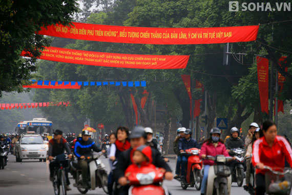 Khắp các đường phố Hà Nội đã được trang hoàng rực rỡ băng rôn khẩu hiệu, cờ hoa chào đón năm mới 2013.