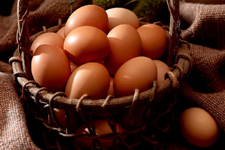 Bỏ mạng vì ăn sống 28 quả trứng gà