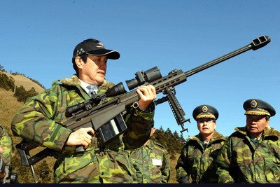 Mã Anh Cửu thử súng khi thăm trung tâm sát hạch lục quân Khu Bắc