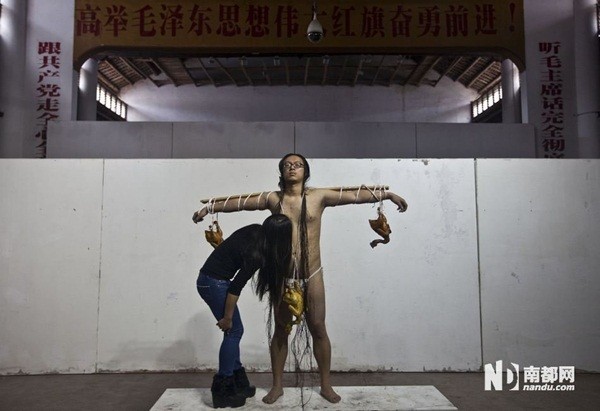 Trung Quốc: Trai khỏa thân... treo gà chết lên người 4