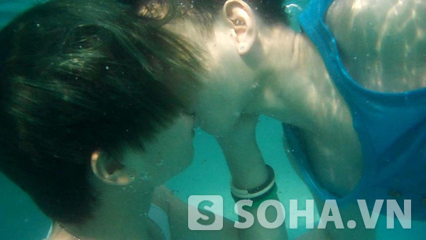 Với những người đồng tính họ cũng cần được yêu, cũng cần được thể hiện tình yêu, đôi bạn trẻ này đã không ngần ngại công khai những nụ hôn dưới nước.