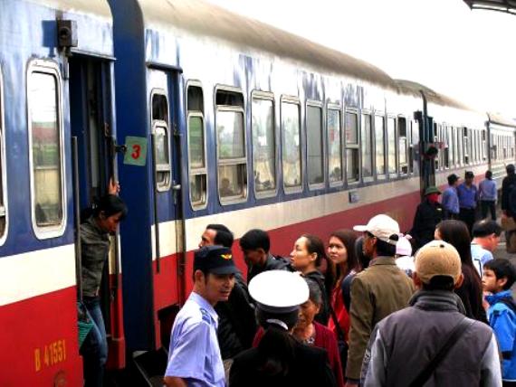 Sẽ có thêm 2 chuyến tàu từ Hà Nội đi Vinh phục vụ nhu cầu đi lại của hành khách dịp cao điểm trước tết Quý Tỵ 2013. (Ảnh minh họa)