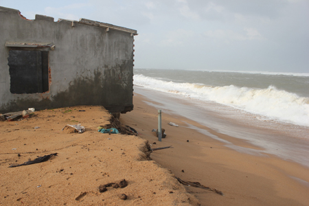 Những ngôi nhà dân ở Xóm Rớ bị sóng biển cắn nát