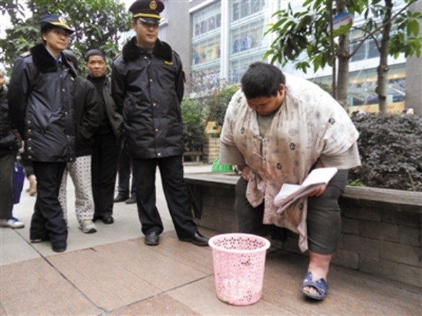 Trung Quốc: 147kg đi ăn xin để... giảm cân 1