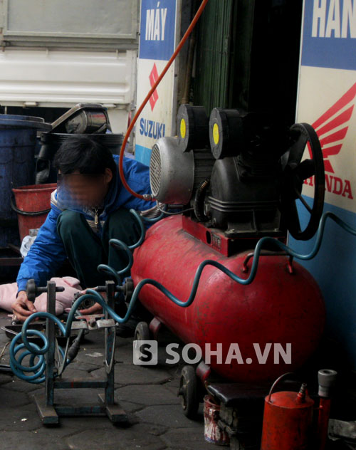 Những cửa hàng xe máy “mọc” lên xung quanh chợ xe máy cũ Dịch Vọng nằm trong “ê kíp làm ăn” của các “cò” xe.