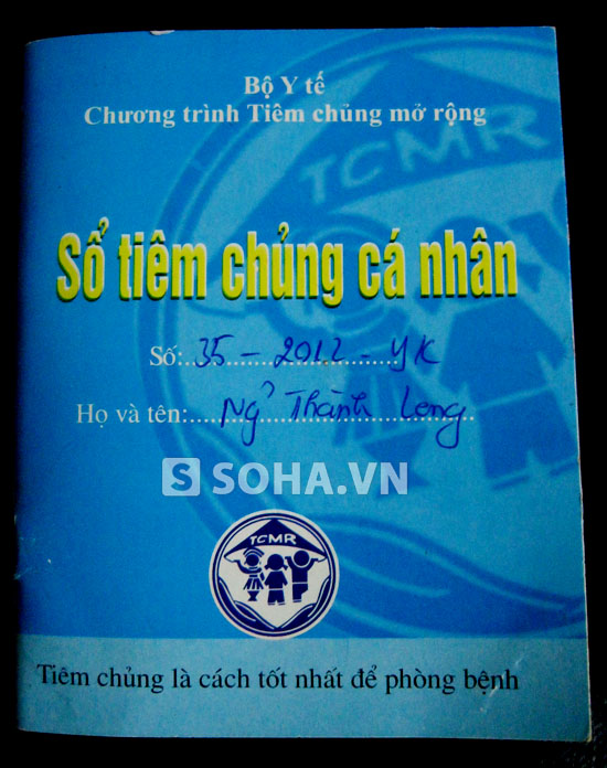 Cuốn sổ tiêm chủng ở trạm y tế xã Yên Thường của con trai anh Bồi.