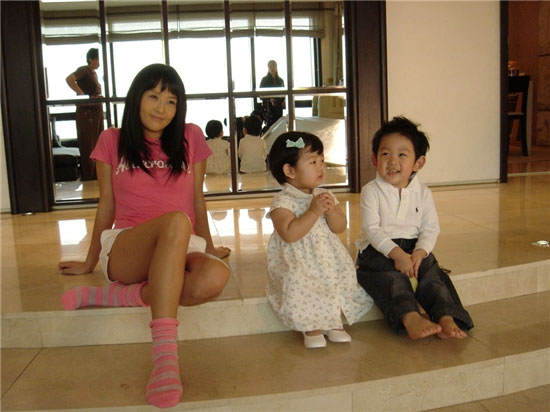 Cuộc sống đơn thân của Choi Jin Sil tưởng chừng bình lặng, nhưng áp lực về việc một mình nuôi con, cộng với những thị phi dư luận đã khiến Choi Jin Sil nhiều lần bị trầm cảm. Tháng 10/2008, cô treo cổ tự vẫn, để lại hai con nhỏ cho người mẹ già nuôi dưỡng.