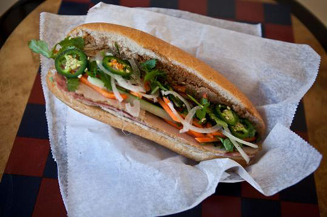 Bánh mì "kiểu" Việt Nam đắt khách Tây 2