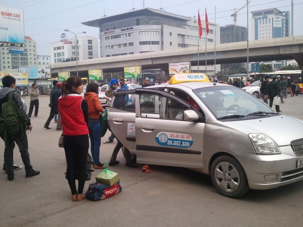 Taxi là một sự lựa chọn đối với các gia đình có nhiều đồ đạc, con nhỏ, sau chuyến hành trình khá mệt mỏi.