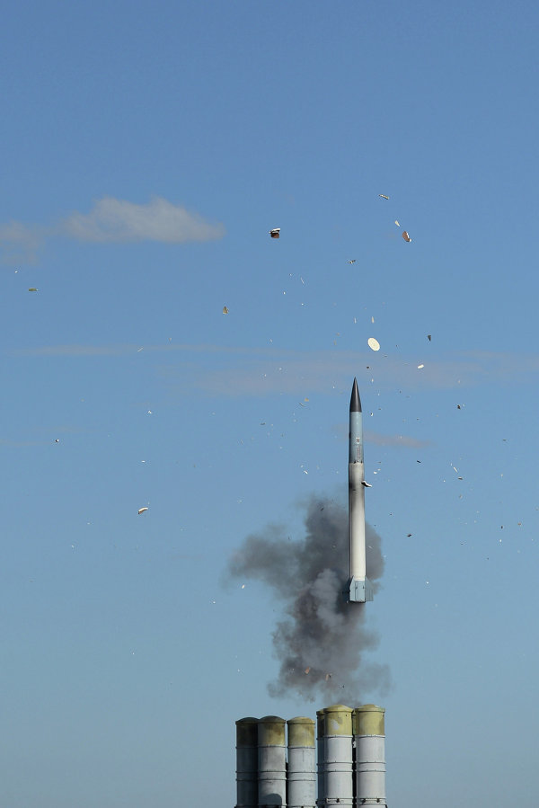 Hệ thống phòng không S-400 phóng tên lửa tiêu diệt mục tiêu giả định.