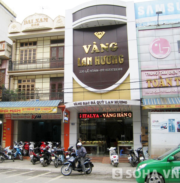 Tiệm vàng Lan Hương trên phố Lê Hoàn, nơi tên Đỗ Hoàng Anh thực hiện vụ cướp táo tợn trưa 8/1.