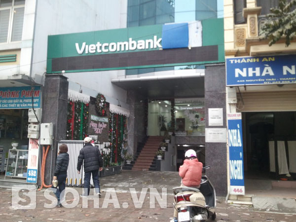 Hình ảnh lạ lẫm của nhận diện thương hiệu Vietcombank tại chi nhánh Thanh Xuân, Hà Nội.