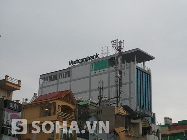 Nhận diện thương hiệu Vietcombank có phần khác trước được gắn trên nóc của chi nhánh.