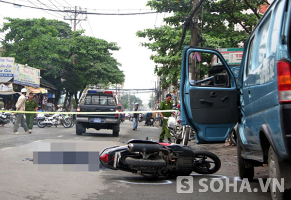 Vụ tai nạn giao thông gần đây nhất xảy ra vào chiều ngày 7/1 tại TP.HCM khiến người vợ ngồi sau xe ngã xuống đường và tử vong.