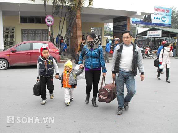 Sau kỳ nghỉ Tết dương lịch, nhiều gia đình lại lỉnh kỉnh đồ đạc dồn về Thủ đô