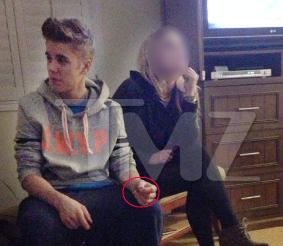 ảnh Justin Bieber hút cần sa trong khách sạn.
