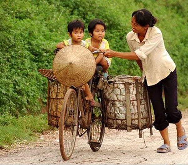 Cư dân mạng than khó khi nói ra câu con yêu bố mẹ, con xin lỗi bố mẹ.