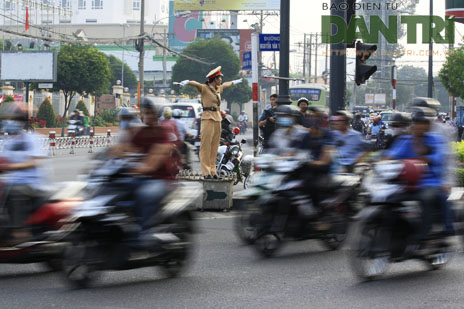 Một bóng hồng khác cũng tham gia điều tiết tại giao lộ Nguyễn