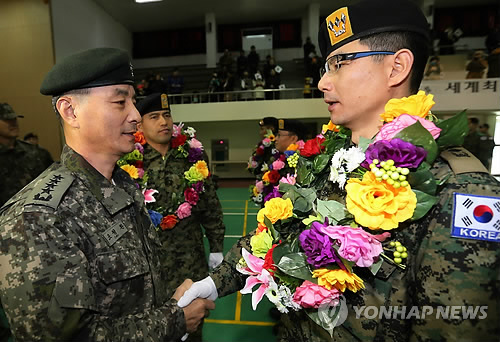 Tổng tham mưu trưởng quân đội Hàn Quốc (phải) bắt tay chỉ huy đội huấn luyện đặc nhiệm chuẩn bị đi công tác