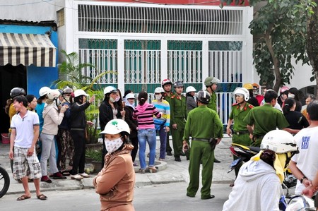 Tiểu thương bỏ hết công việc để tiếp tục bao vây nhà bà Trang đòi nợ