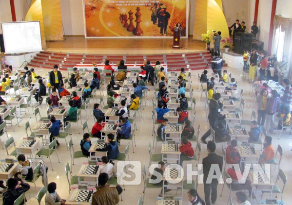 Hơn 220 học sinh tiểu học tranh tài sôi động tại giải đấu cờ vua từ thiện sáng nay tại Trường Tiểu học Ban Mai, Hà Đông, Hà Nội.