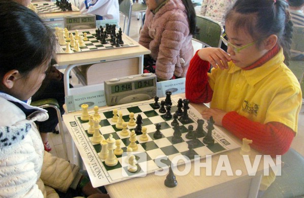 Hai học sinh nữ tập trung thể hiện hết mình tại giải đấu.