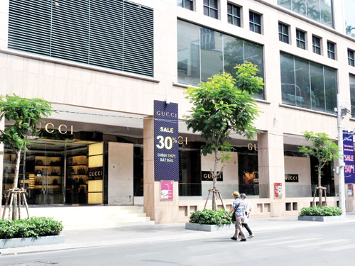 Gần đây, hai cửa hàng lớn duy nhất của Gucci quốc tế được ủy quyền cho Milano- Vina tại TP.HCM và Hà Nội bán hàng kém chất lượng 