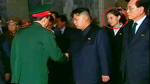 
	Kim Yeo Jung (vòng tròn đỏ) xuất hiện phía sau anh trai tại tang lễ của cố lãnh đạo Kim Jong Il.