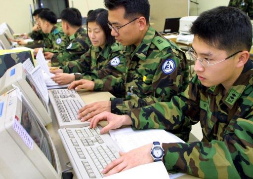 Lính Hàn Quốc truy cập Internet và các trang mạng xã hội có thể vô tình làm lộ bí mật quân sự