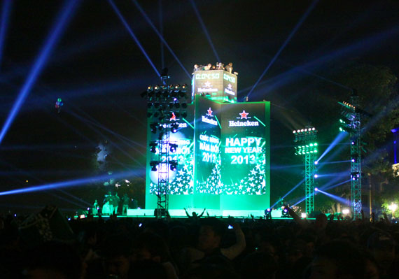 Hòa cùng cả vạn người nhảy múa trong chương trình đếm ngược chào đón năm mới do Heineken tổ chức.